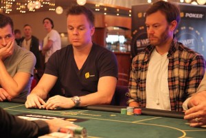Jens Hansen havde, som det kan ses på billedet position på mig. Foto: Pokernyhederne (http://www.pokernyhederne.com/poker-nyheder/301/30356/poker-danmark/flere-spillere-er-klar-med-re-skuddet.html)