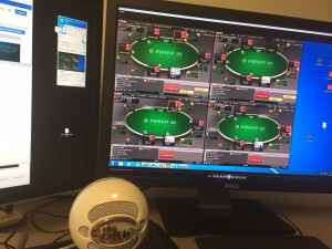 Her ses mit setup, hvor jeg reviewer en coachingelevs spil på 4 borde. Eleven følger med via Teamviewer og Skype.